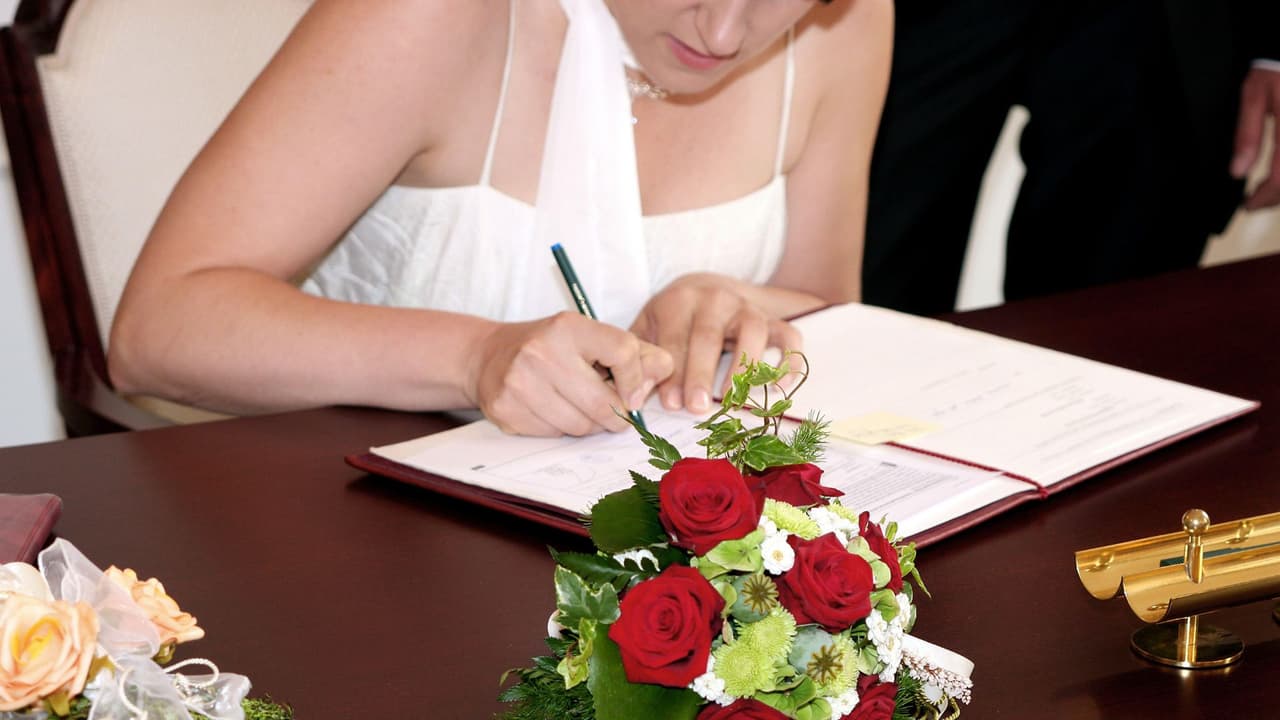 Novia firmando papeles de matrimonio