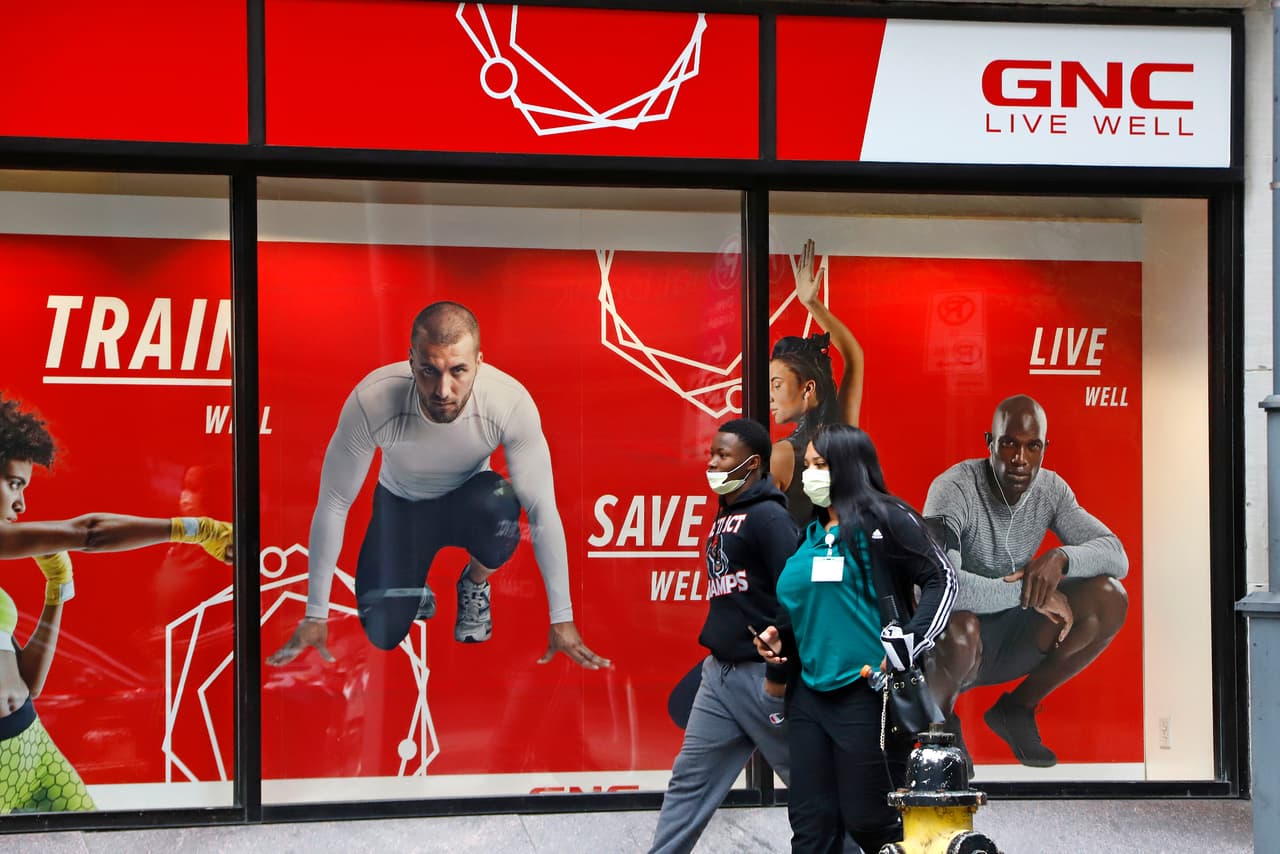 <b>GNC. </b>Esta cadena de tiendas de complementos nutricionales tuvo que cerrar 1,200 de sus ubicaciones físicas en EEUU a consecuencia de la pandemia y se declaró en bancarrota a finales de junio. Ya antes de el covid-19 la situación financiera de GNC era mala y había cerrado cientos de tiendas en 2018 y en 2019. El futuro de la empresa sigue siendo incierto y es posible que sea comprada por una farmacéutica china.