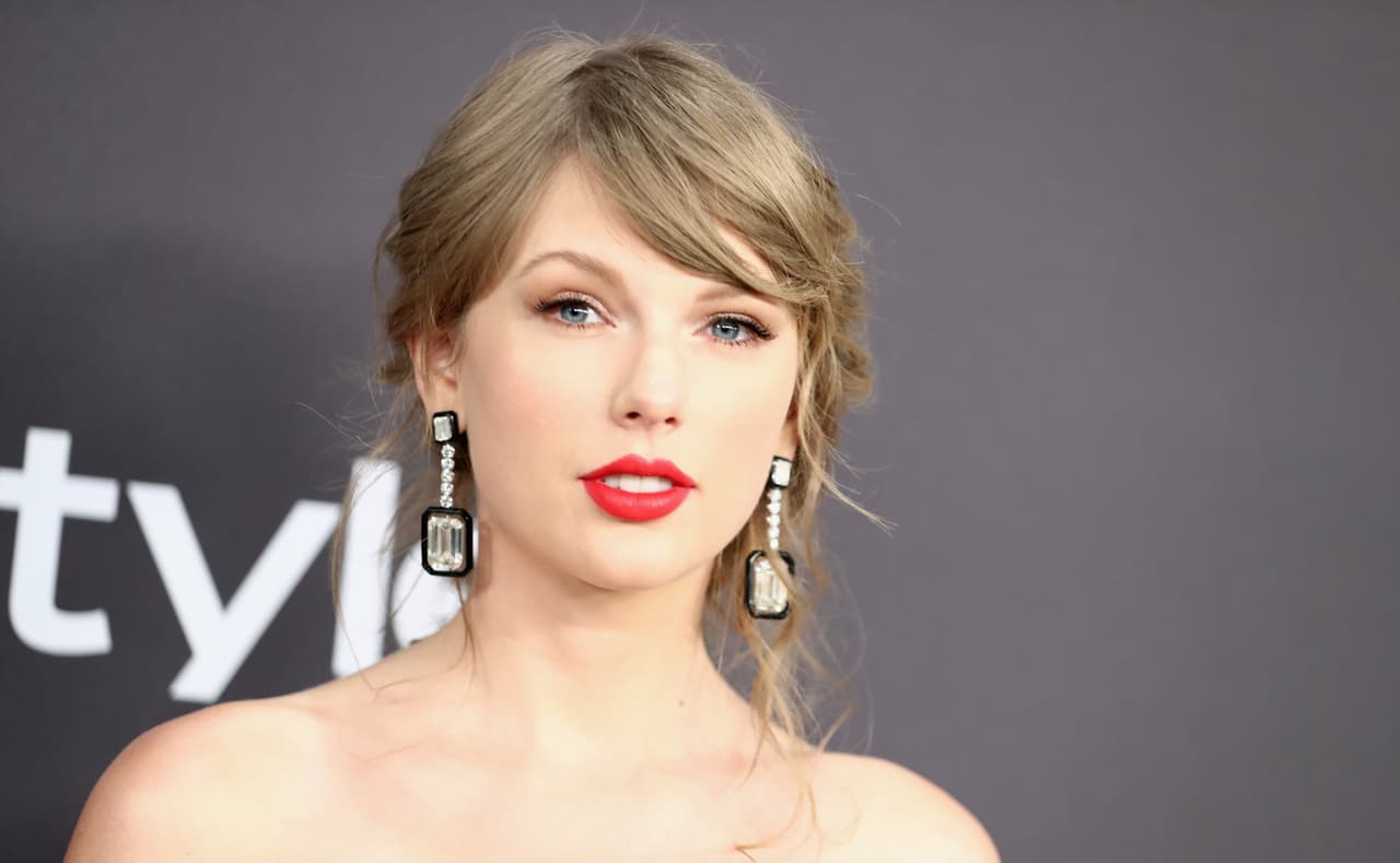Finalmente 
<b><a href="https://www.univision.com/shows/el-gordo-y-la-flaca/asi-quedo-el-auto-robado-que-se-estrello-contra-la-mansion-de-taylor-swift-en-rhode-island-video">Taylor Swift</a></b>, quien posee el récord de más premiada en la historia de los Billboards Music Awards, con 23 trofeos, está nominada a Mejor artista femenina y Mejor artista en giras.