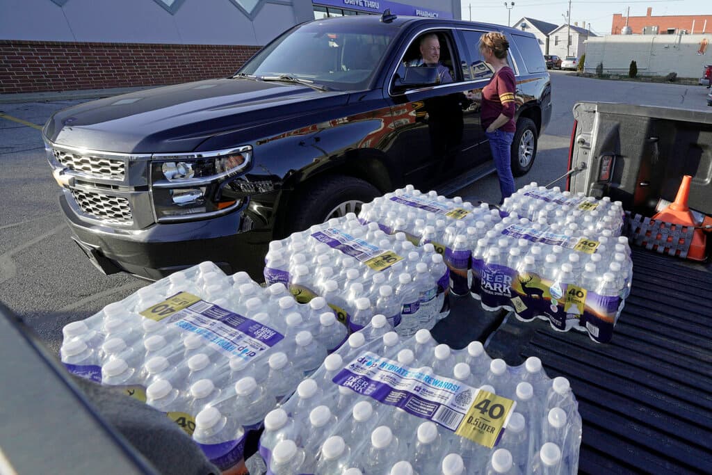 Residente de East Palestine están comprando agua potable embotellada ante el temor de que esté contaminada con químicos el agua que circula por las tuberías.