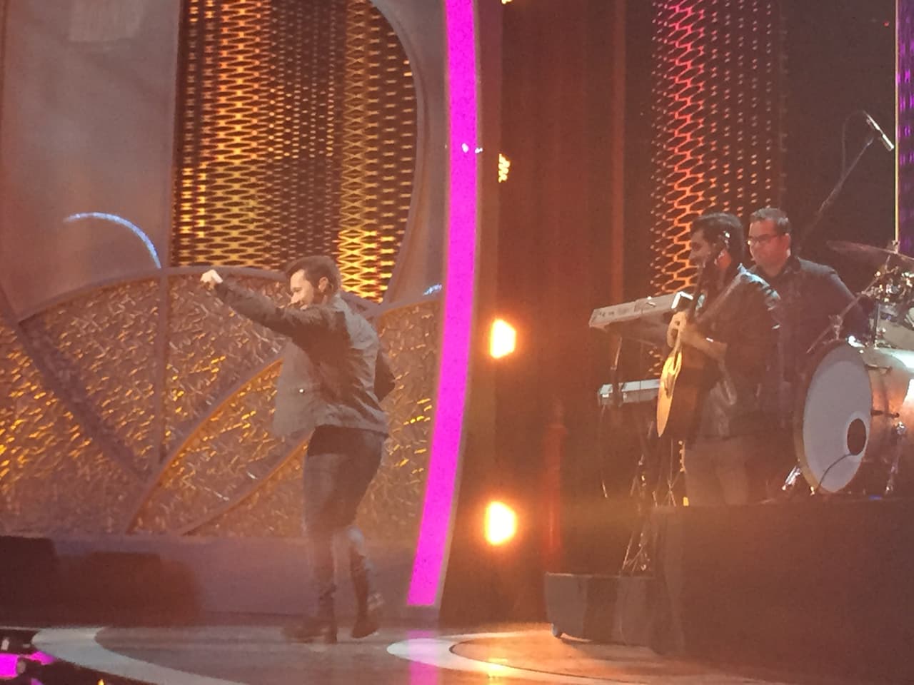 El cantante nos interpretó su sencillo 'Hoy es domingo'.