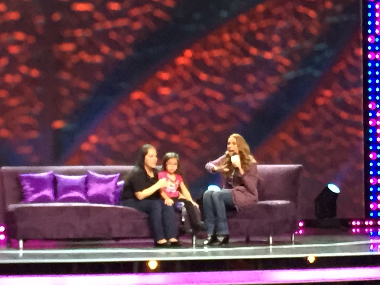 La pequeña llegó muy emocionada al escenario del Teletón USA.