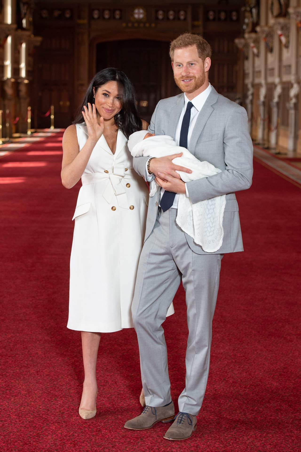 El hecho de que el niño sea de raza mixta es para algunos analistas una oportunidad de avanzar hacia una era postracial, para otros, una anécdota, pero todos están pendientes de cómo Meghan y Harry vayan a educar al pequeño sobre su identidad racial. Los duques de Sussex no han hablado públicamente de sus planes, aunque otros famosos con hijos birraciales o de raza mixta sí han contado sus experiencias.