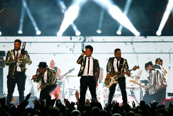 Un cuidado estilismo retro, una banda llena de energía y una particular mezcla de soul y rock sirvieron al cantante Bruno Mars para cautivar a la millonaria audiencia del Super Bowl durante el descanso de la gran cita anual del fútbol americano. Mars, de sólo 28 años y sobre quien planeaba la duda de si sería capaz de enfrentarse a un escenario de tal calibre, optó por un show directo y contundente. Tras una breve introducción a cargo de un coro de niños, un espectacular solo de batería sirvió para abrir el fuego y dar paso rápidamente al gran éxito "Locked Out of Heaven". Impecablemente vestido con una chaqueta dorada, despachó el tema junto a una banda con una amplia sección de viento que se lució en las coreografías. Sin más dilación, Mars descargó su segundo hit, "Treasure", y a continuación demostró su capacidad para fusionar el soul, el pop y el rock integrando en su espectáculo a los Red Hot Chili Peppers. La banda de Anthony Kiedis y Flea puso a saltar a todo el estadio Metlife con su clásico "Give it Away". Los rockeros californianos, a pecho descubierto como manda la tradición, solo necesitaron un par de minutos para demostrar que siguen en buena forma y ceder de nuevo el protagonismo a Mars.