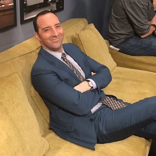 Tony Hale ayudará a recaudar fondos con su humor y comedia.