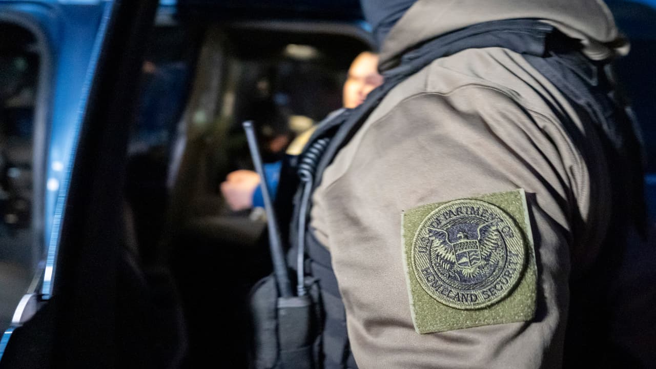 Arrestos migratorios no se detienen en el DMV;  continúa cooperación con ICE