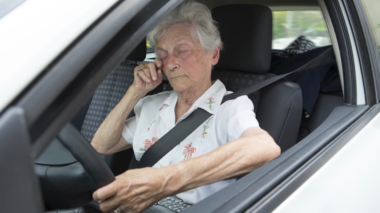 <b>Apnea.</b>
<br>
<br>Uno de los efectos del desorden del sueño conocido como apena, que causa la suspensión temporal de la respiración durante el sueño, es que las personas que lo sufren tienen mucha dificultad en sentirse descansados y alerta, con las obvias consecuencias que esta condición tiene sobre una conducción segura. Un 
<a href="https://www.univision.com/noticias/consejos-autos/conducir-con-sueno-es-tan-peligroso-como-hacerlo-borracho" target="_blank">conductor cansado</a> puede quedarse dormido detrás del volante causando accidentes. Según el Centro de Control y Prevención de Enfermedades del gobierno de Estados Unidos (
<a href="https://www.cdc.gov/features/dsdrowsydriving/index.html" target="_blank"><b>CDC</b></a> por sus siglas en inglés) los conductores cansados causan cerca de 6,000 accidentes mortales cada año.