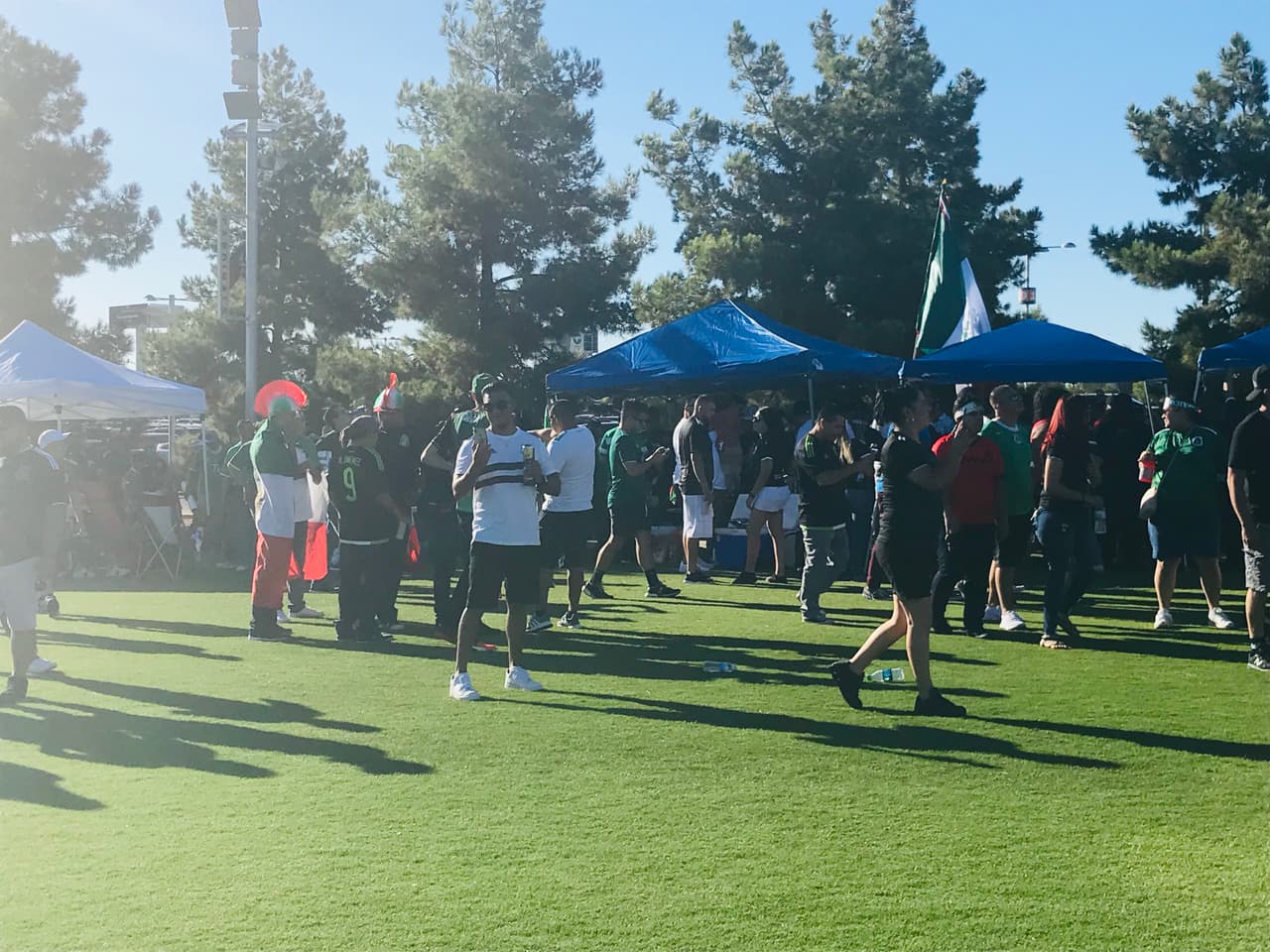 En las afueras del estadio fanáticos celebraban antes del partido con música.