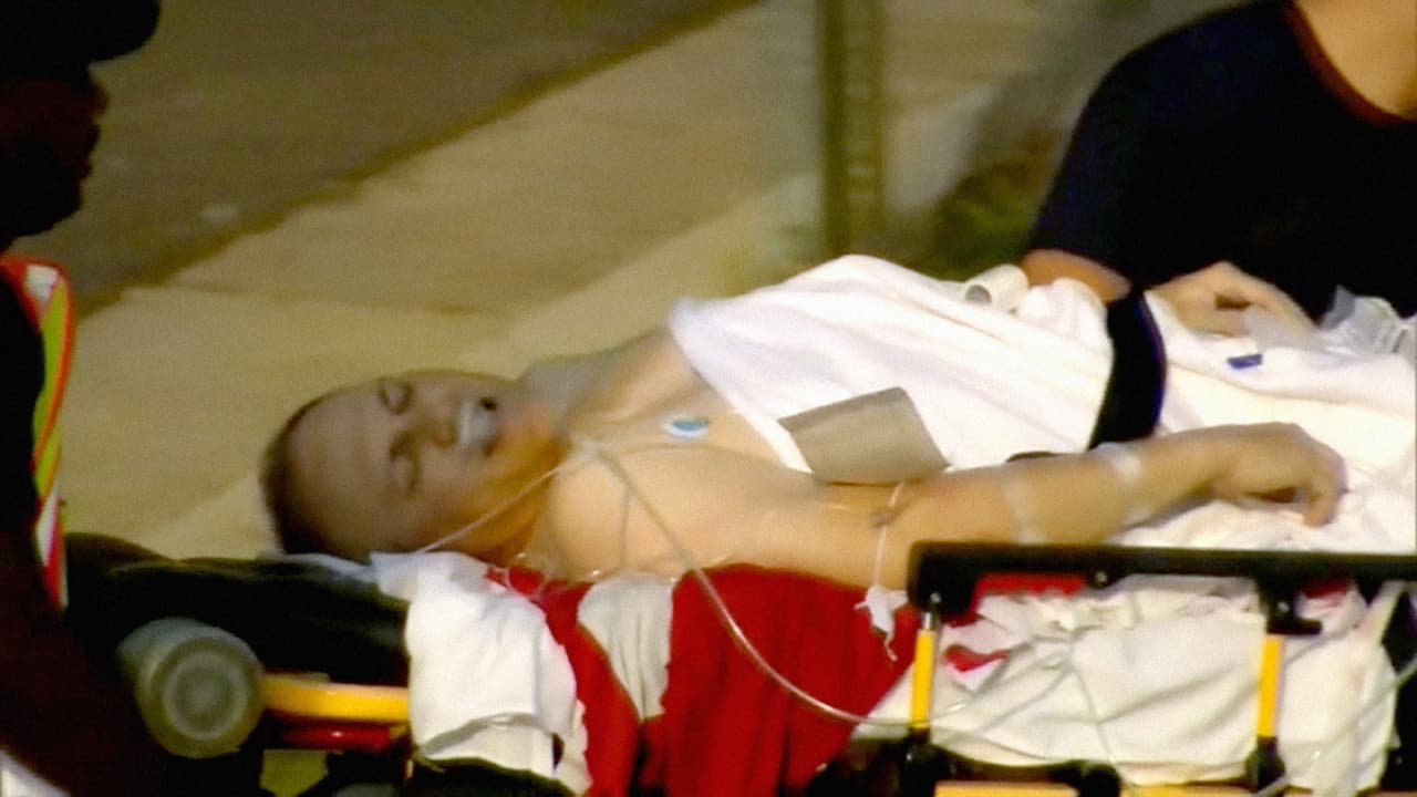 Traslado al hospital del representante
<b>Steve Scalise</b> después del tiroteo. La policía indicó que los heridos fueron llevados a los hospitales de la zona, incluido el agresor que fue ya detenido.