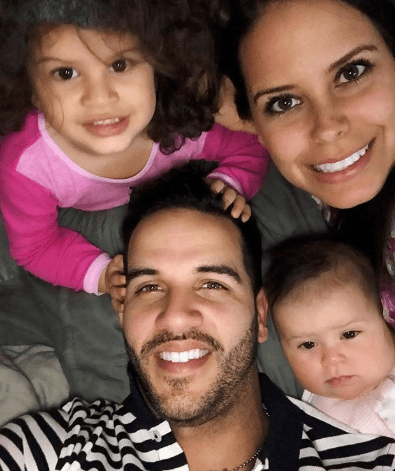 Su familia es lo más importante. Él es feliz rodeado de sus mujeres.