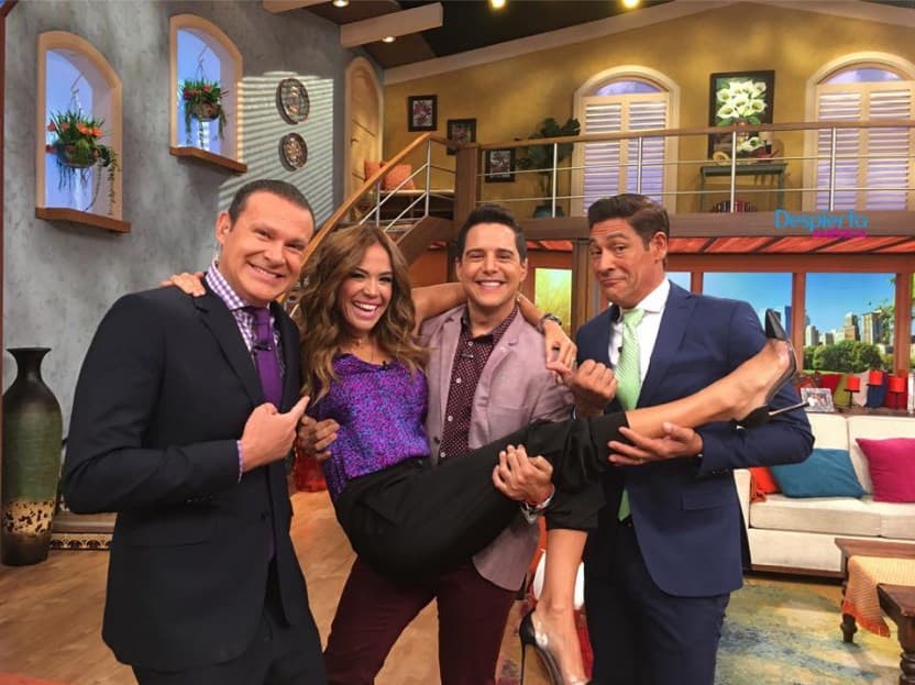 Se la trajeron cargada del camerino. Karlita no se quería levantar.