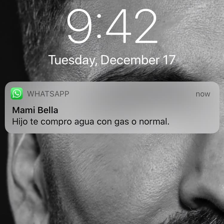 El experto en moda y belleza de Univision compartió este martes un mensaje que le hizo llegar doña Marijosé Solana: "Hijo, te compro agua con gas o normal", dice el texto.