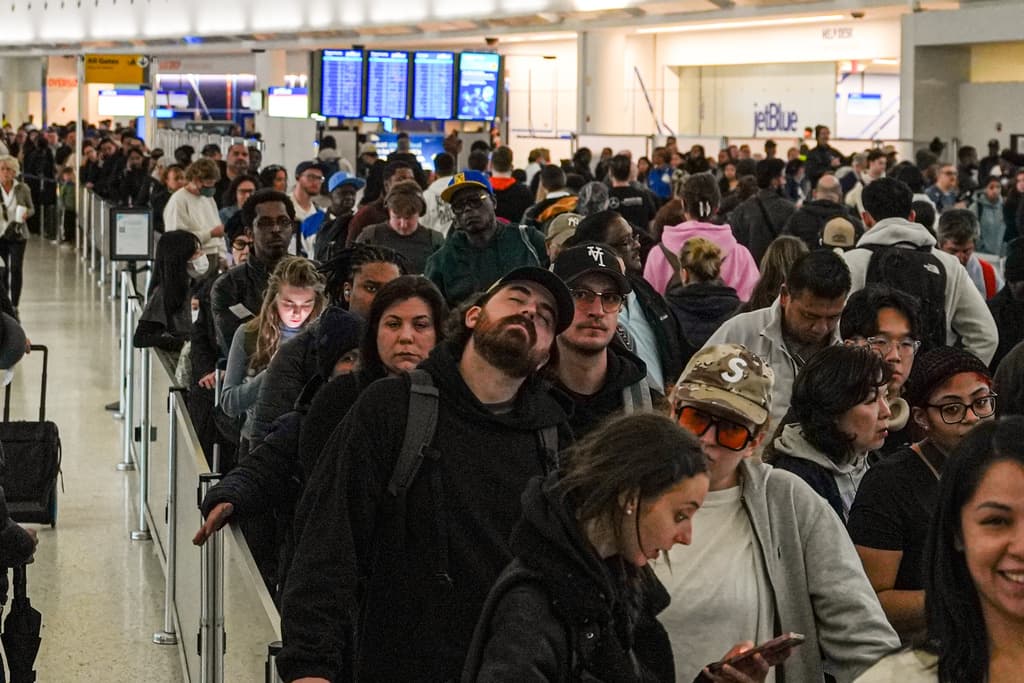 Que los agentes de ICE estuvieran en el principal aeropuerto de Nueva York, en el condado de Queens, no redujo inicialmente las largas filas de TSA en el JFK.
