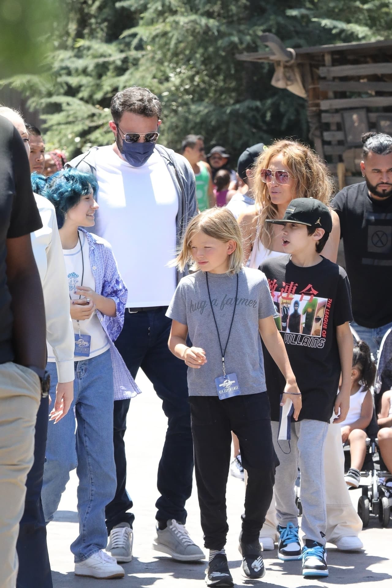 Mientras tanto, Ben Afleck llevó a su hijo Samuel, de 9 años, que tuvo 
<b><a href="https://www.univision.com/famosos/ben-affleck-jlo-jennifer-garner-graduacion-hija-seraphina-rose-fotos" target="_blank">con su exesposa Jennifer Garner. </a></b>
<br>