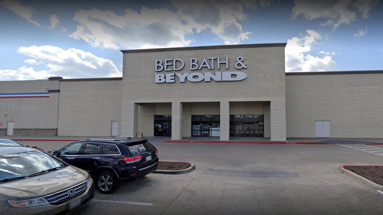 West Oaks Shopping Center, 2306 S Highway 6, Houston. Un comunicado de la empresa asegura que las tiendas serán cerradas al no cumplir con los estándares que esperan los clientes de la marca.
