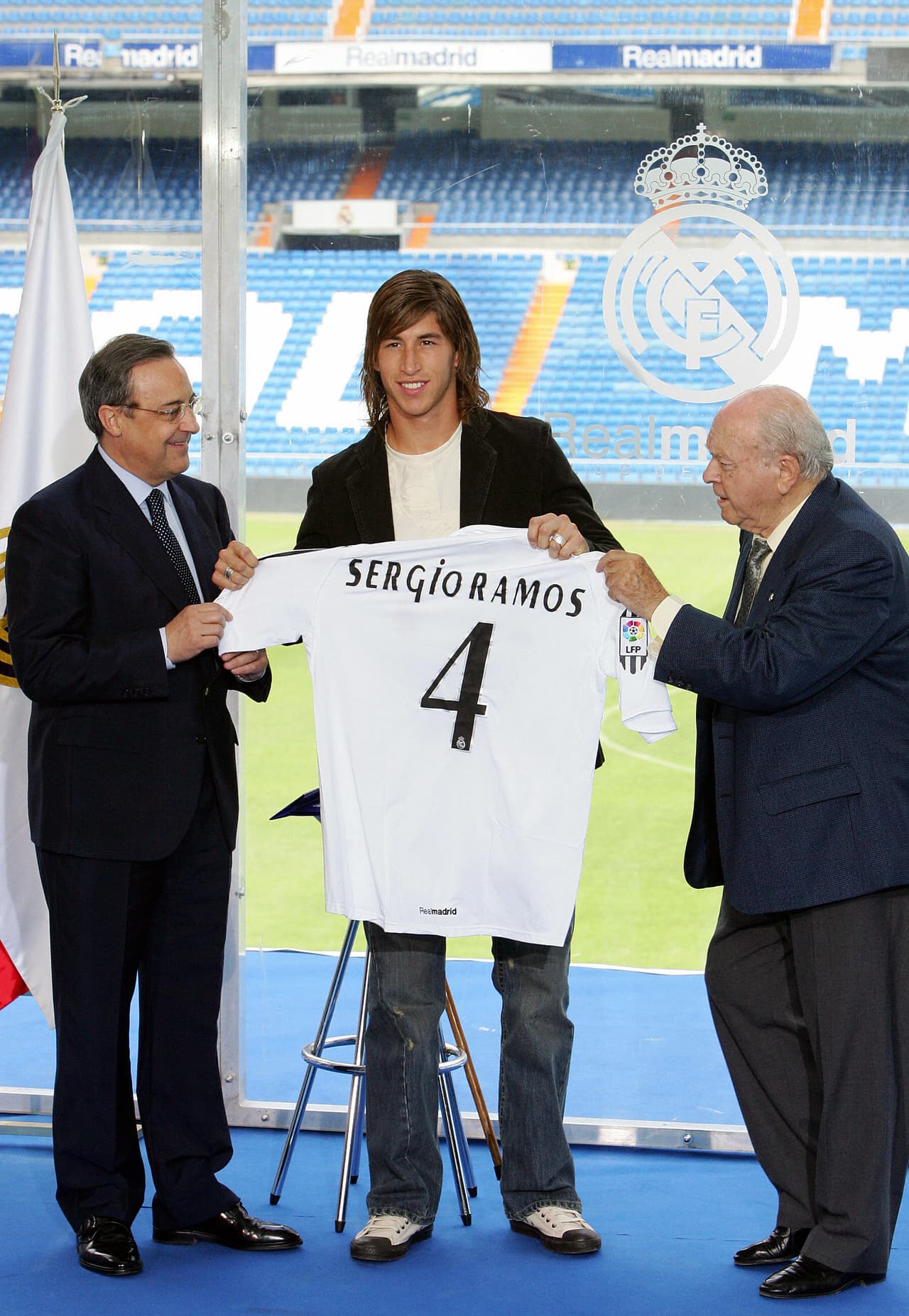 Florentino tuvo la visión de fichar al adolescente de 19 años, Sergio Ramos, procedente del Sevilla por más de 20 millones de dólares en 2005.