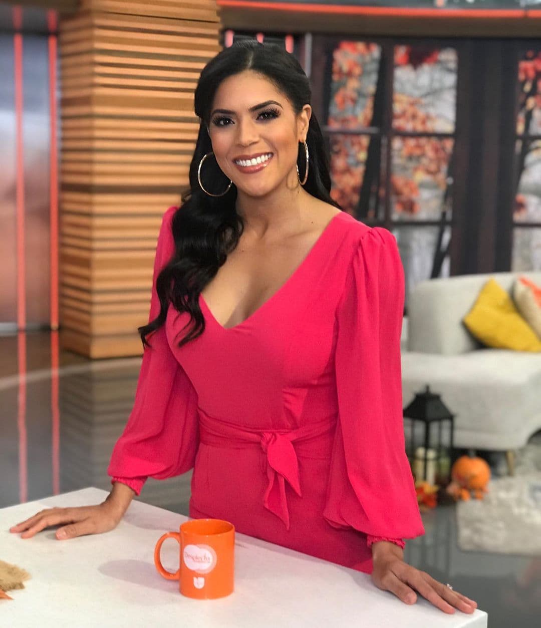 La conductora dominicana lleva en esta imagen una opción para lograr un look discreto y romántico.