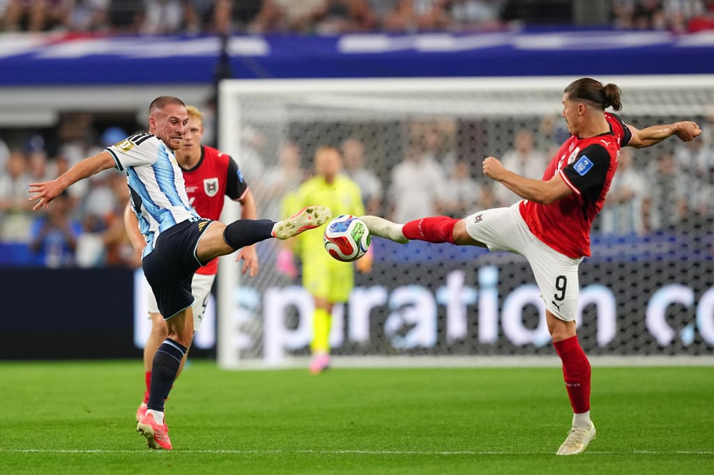 Marcel Sabitzer y Alexis Mac Allister intentan ganar el balón en la media cancha.