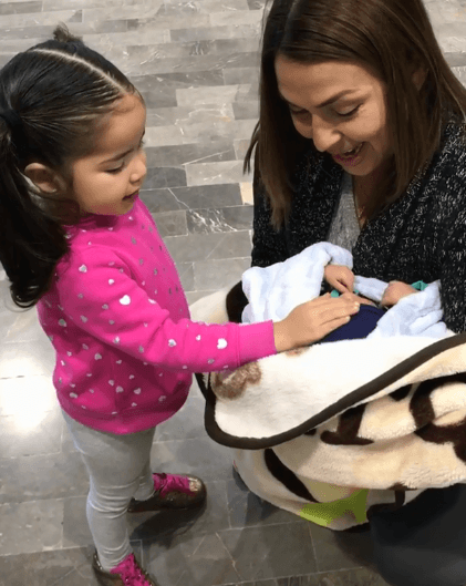 De una forma muy tierna, la pequeña intentó darle la bendición al más pequeño de la familia Gámez.