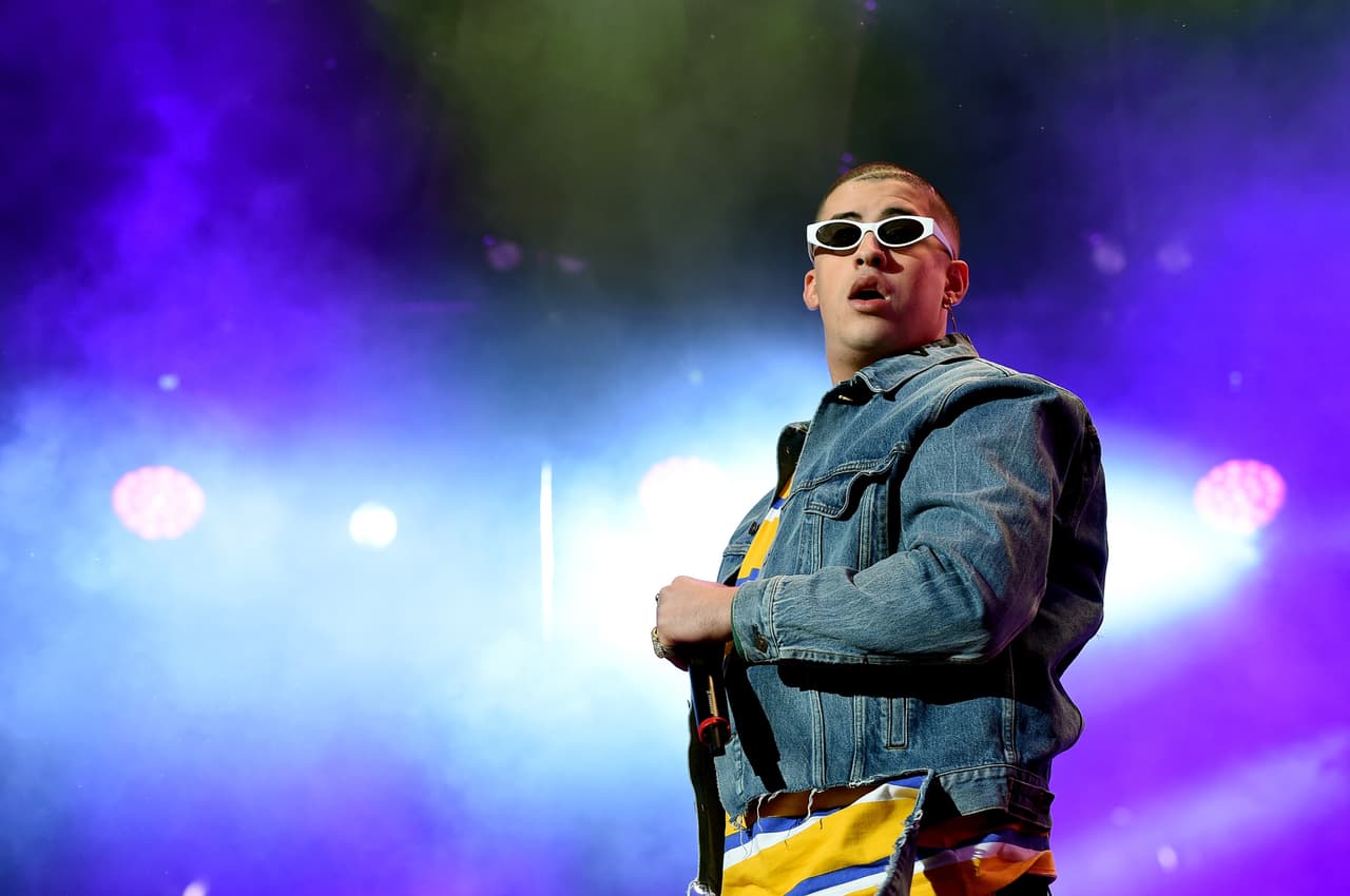 Bad Bunny:
<b> Benito Antonio Martínez Ocasio </b>dejó ese nombre para convertirse en Bad Bunny, gracias a un disfraz que le pusieron de niño. Al ver esa foto, en donde aparece enojado vestido de conejito, decidió ponerse ese nombre artístico. Hoy ese ‘conejo malo’ está nominado al Latin GRAMMY a la Mejor Canción Urbana (honor que comparte con J Balvin y otros músicos). 
<br>