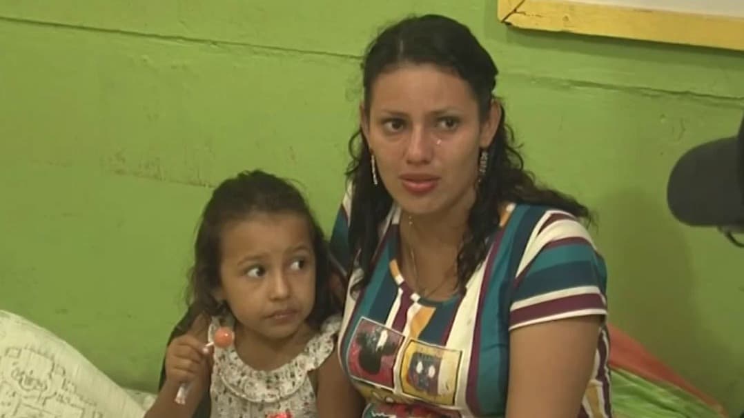 “No sacamos nada”: madre llora por abandonar su hogar por la tormenta Julia en Centroamérica