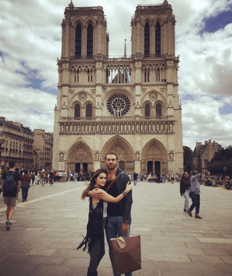 Dulce María no se cansa de compartir su felicidad, en esta fotografía que publicó en sus redes sociales escribió: “Me encanta caminar contigo y conocer y reconocer cualquier lugar juntos”.
<br>