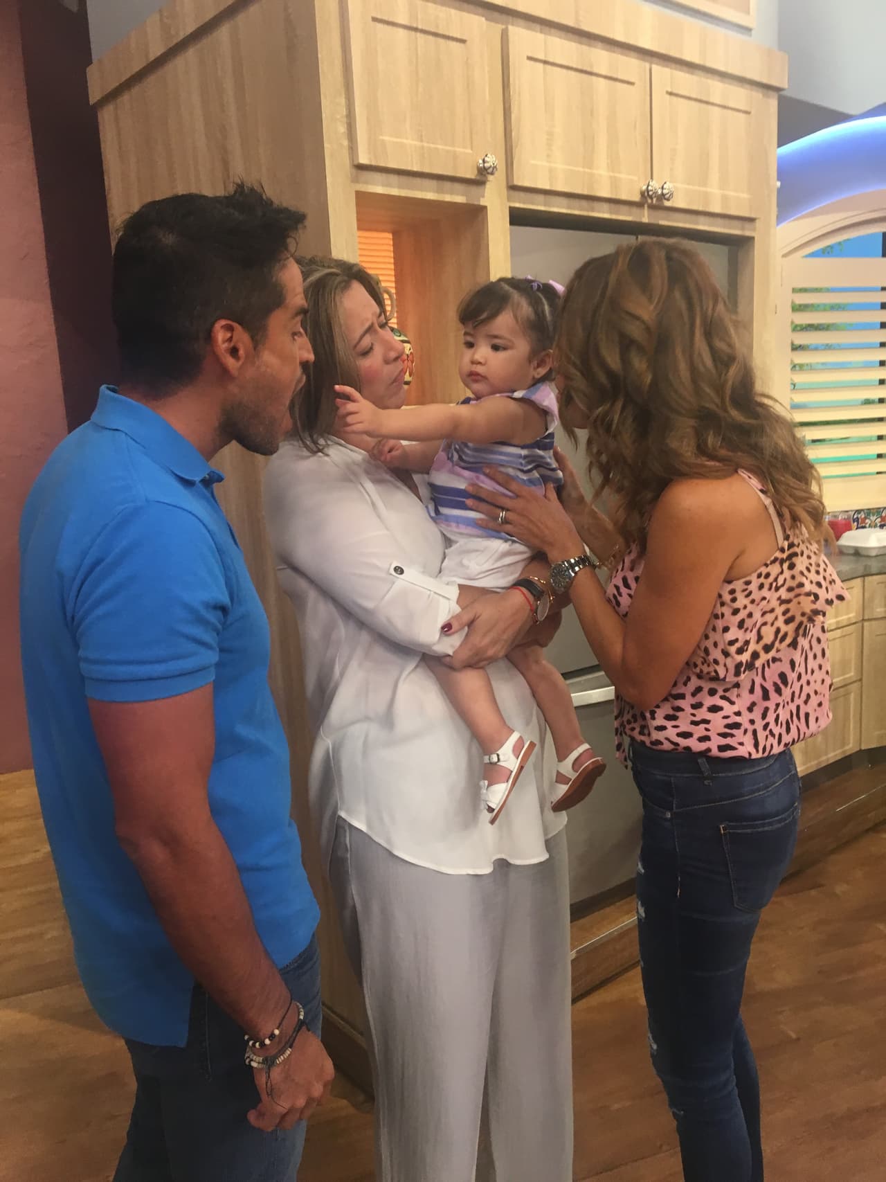 La tía Karla quería darle la bienvenida a la princesita.