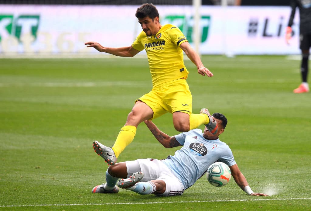 Gerard Moreno se escapaba a toda velocidad, por lo que Jeison Murillo se tira de la tercer cuerda, comete la falta y termina el peligro.