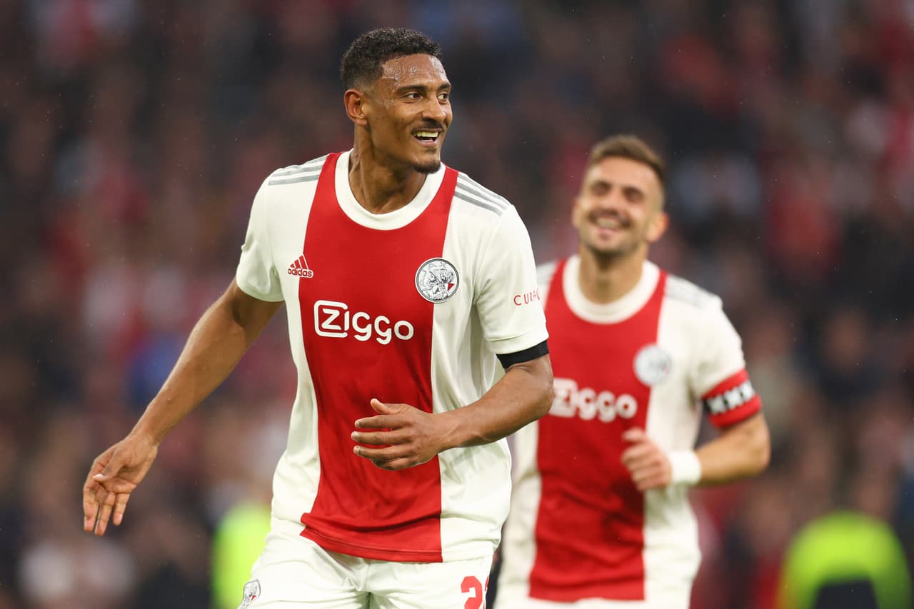 Edson Álvarez metió el quinto gol que redondeó la goleada del Ajax sobre un triste Heerenveen que solo fue comparsa para que alcen un nuevo título de Eredivisie pese al triunfo del PSV.