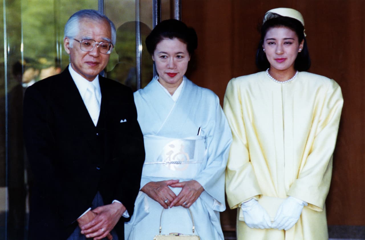 Sin embargo, el príncipe heredero se enamoró de ella en una recepción oficial a la infanta Elena en 1986. Tras varias negativas, Masako aceptó el compromiso en parte presionada por la tradición y para no comprometer el honor de su familia. Aquí acompañada de sus padres para reunirse con la familia imperial.