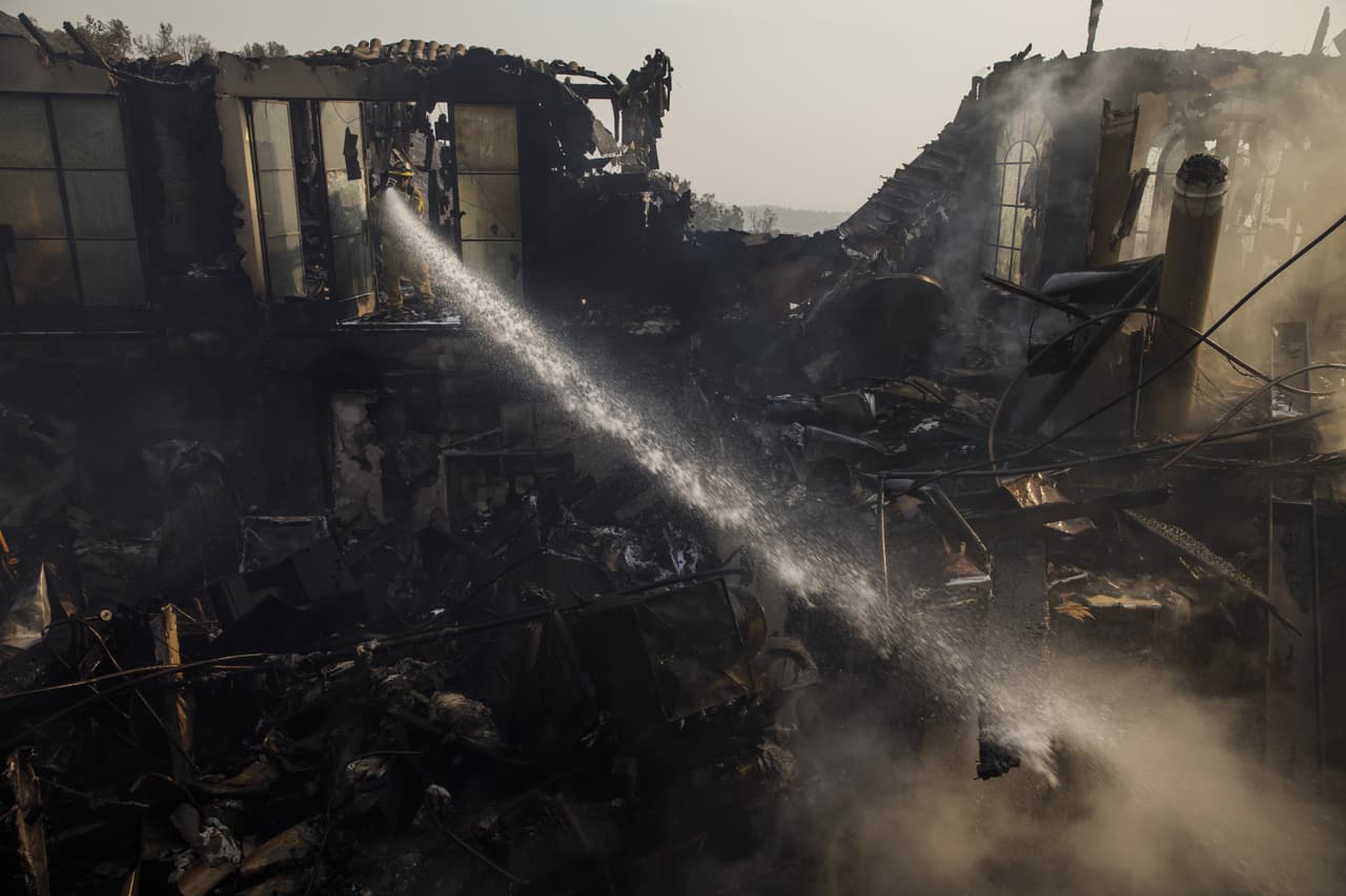 Según un reporte del diario Los Angeles Times, la mansión está ubicada en la cima de Park Hill Lane en Montecito. Todavía ardía el domingo 17 de diciembre en la mañana. Según la publicación Zillow el precio estimado de alquiler de esta propiedad estaría alrededor de los 26,000 dólares mensuales.