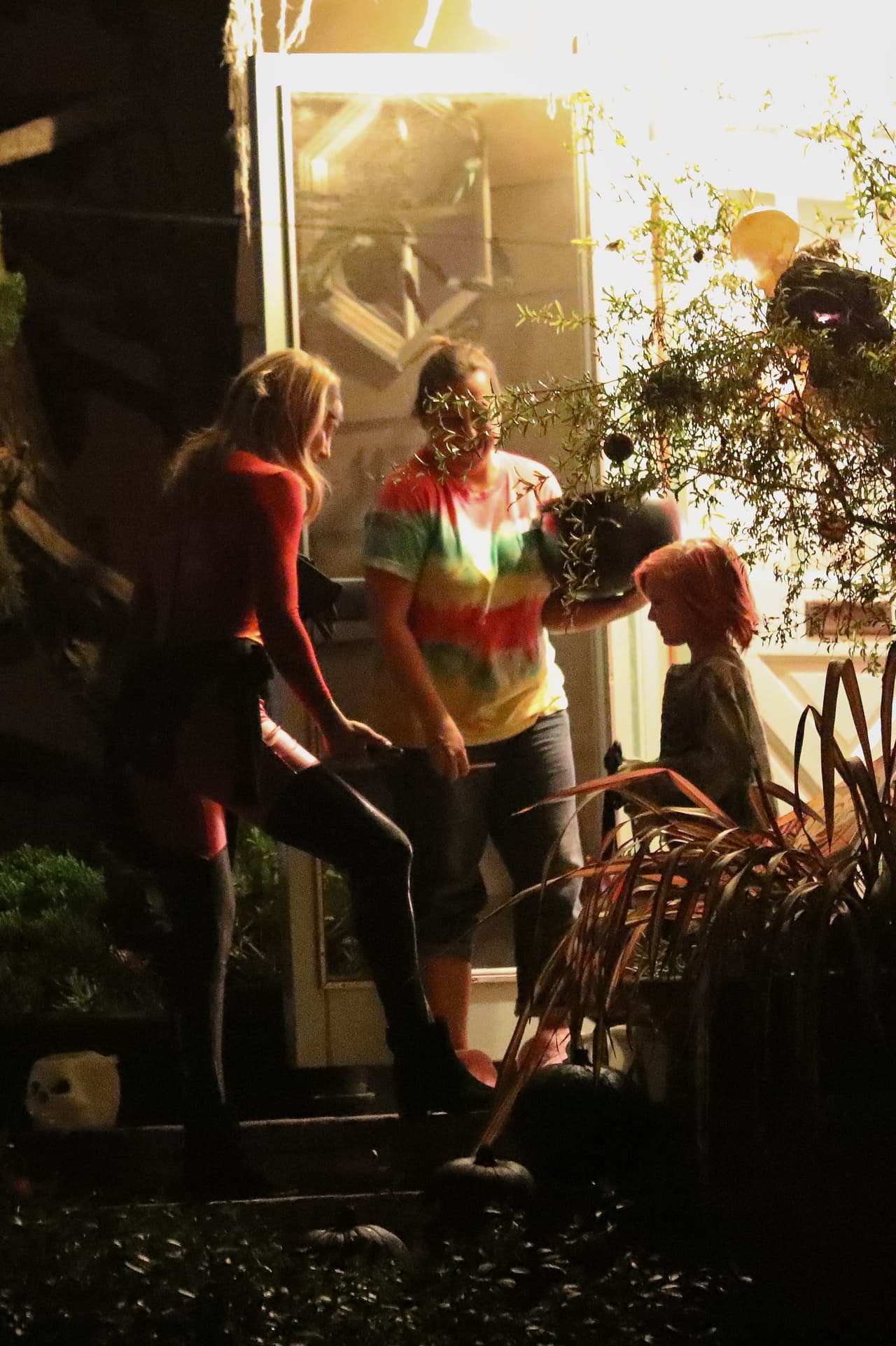 Kate acompañaba a Bingham a las puertas a saludar a los vecinos.