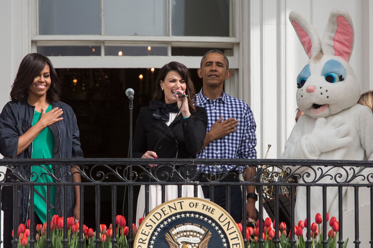 Flanqueado por la primera dama Michelle Obama y el presidente Barack Obama, Idina Menzel canta el Himno Nacional