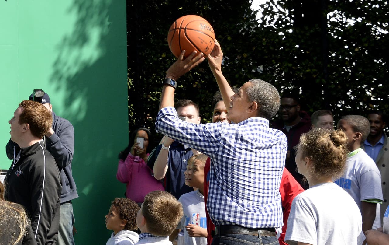 Barack Obama lanza la pelota de baloncesto en la Casa Blanca