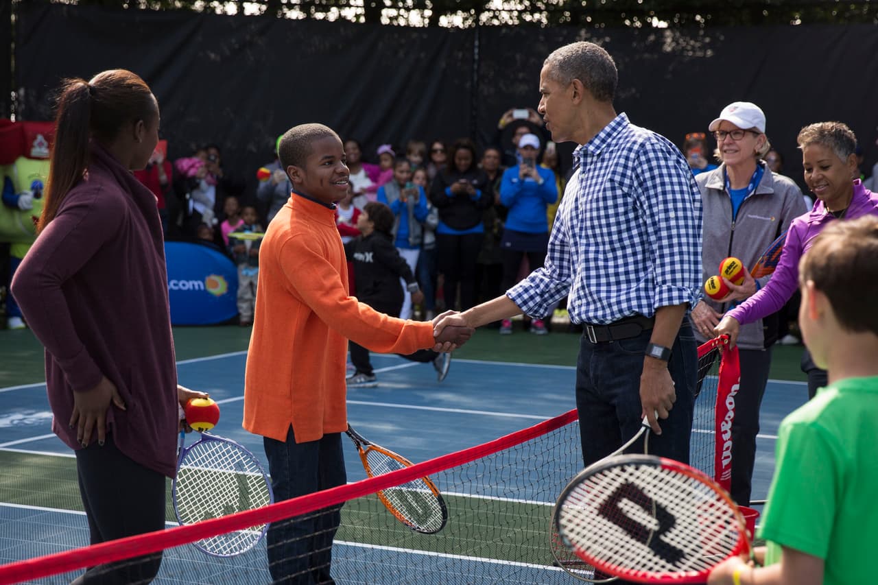 El presidente Barack Obama estrecha la mano de niños durante un partido de tenis en la Casa Blanca