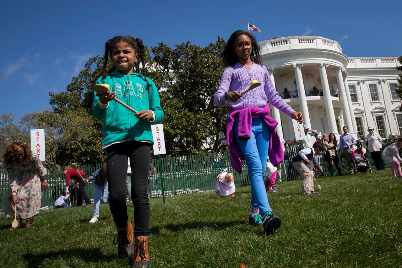 Dos niñas participan en juegos de Pascua en el jardín Sur de la Casa Blanca