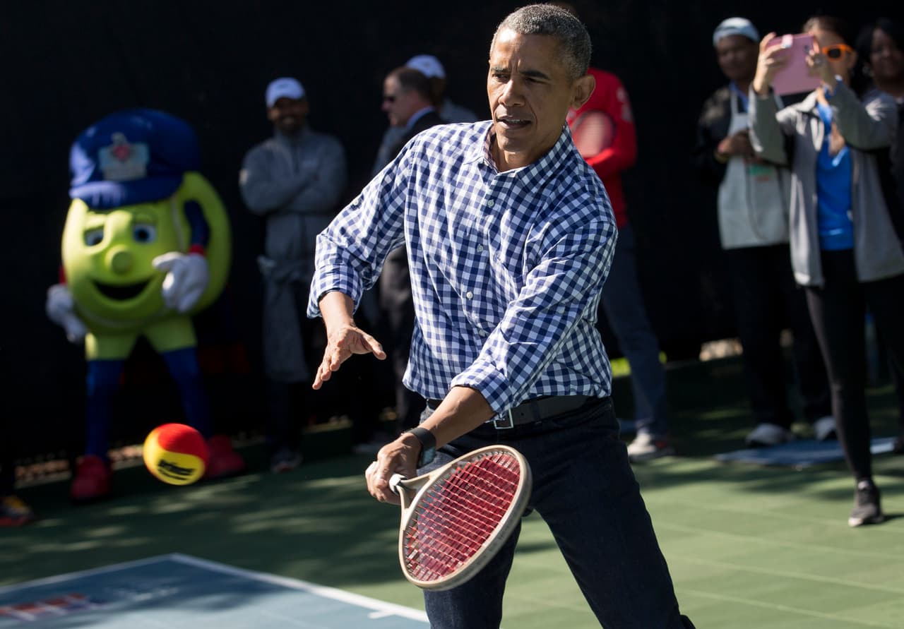 Obama juega al tenis con un grupo de niños