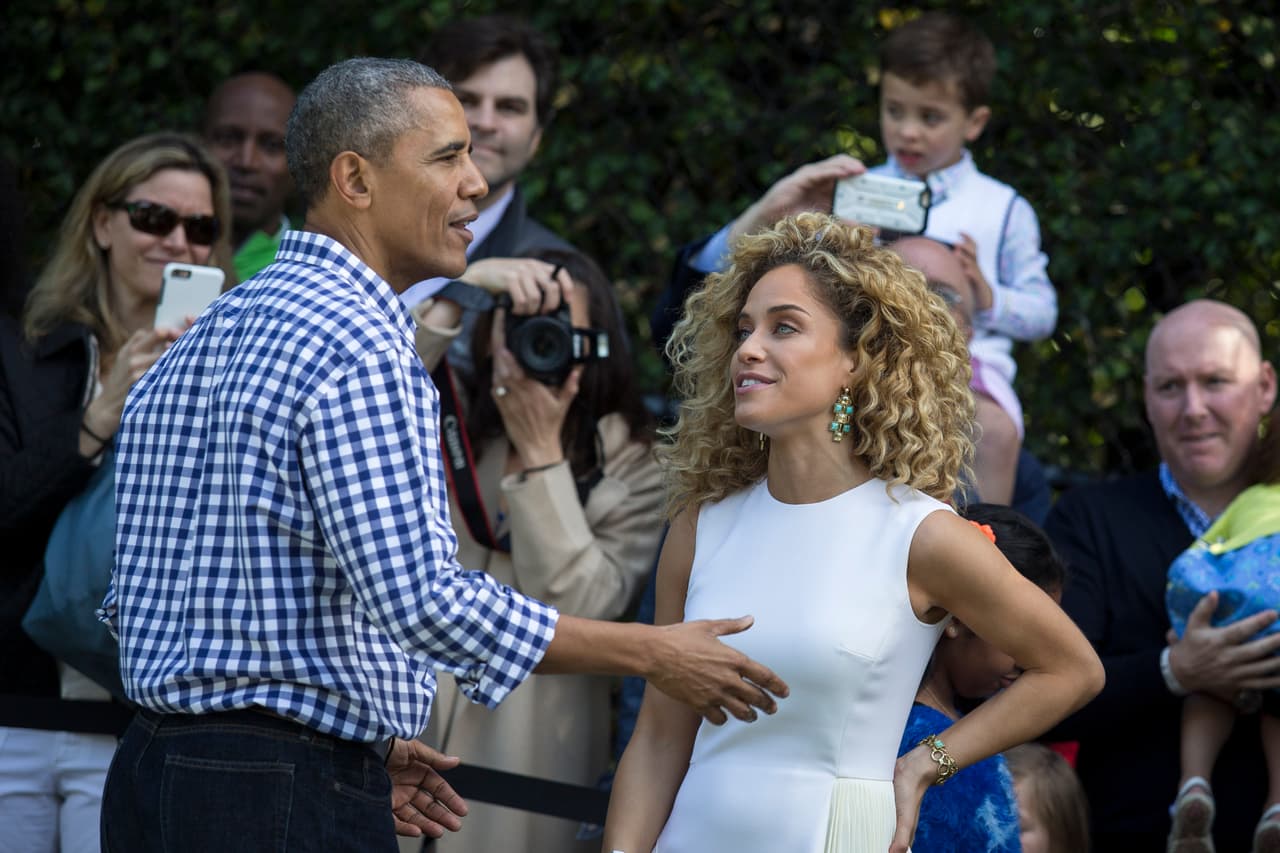 El presidente Barack Obama habla con la estrella Nicole "Hoopz" Alexander en la cancha de baloncesto de la Casa Blanca