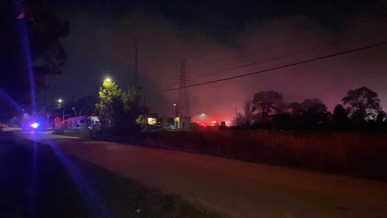 El hecho se produjo entre las calles Irvington Blvd y Bennington St. Algunos residentes cercanos al incendio dijeron que se registró mucho humo y algunas calles se mantuvieron cerradas.