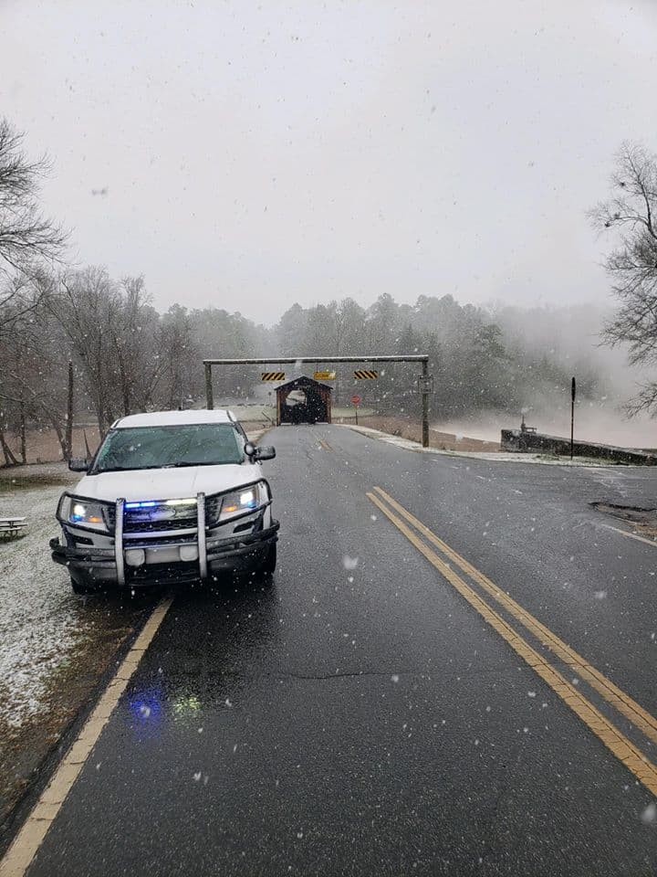 En el condado de Oglethorpe también reportaron puentes con hielo.