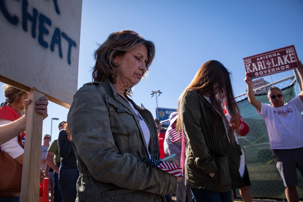 Gritaron, oraron y pidieron justicia. Este lunes cuando el condado Maricopa entregue el conteo se sabrá si la candidata republicana tiene esperanzas o si la demócrata Katie Hobbs, que ha liderado los números desde el día de las elecciones, ratifica su ventaja contra Lake.