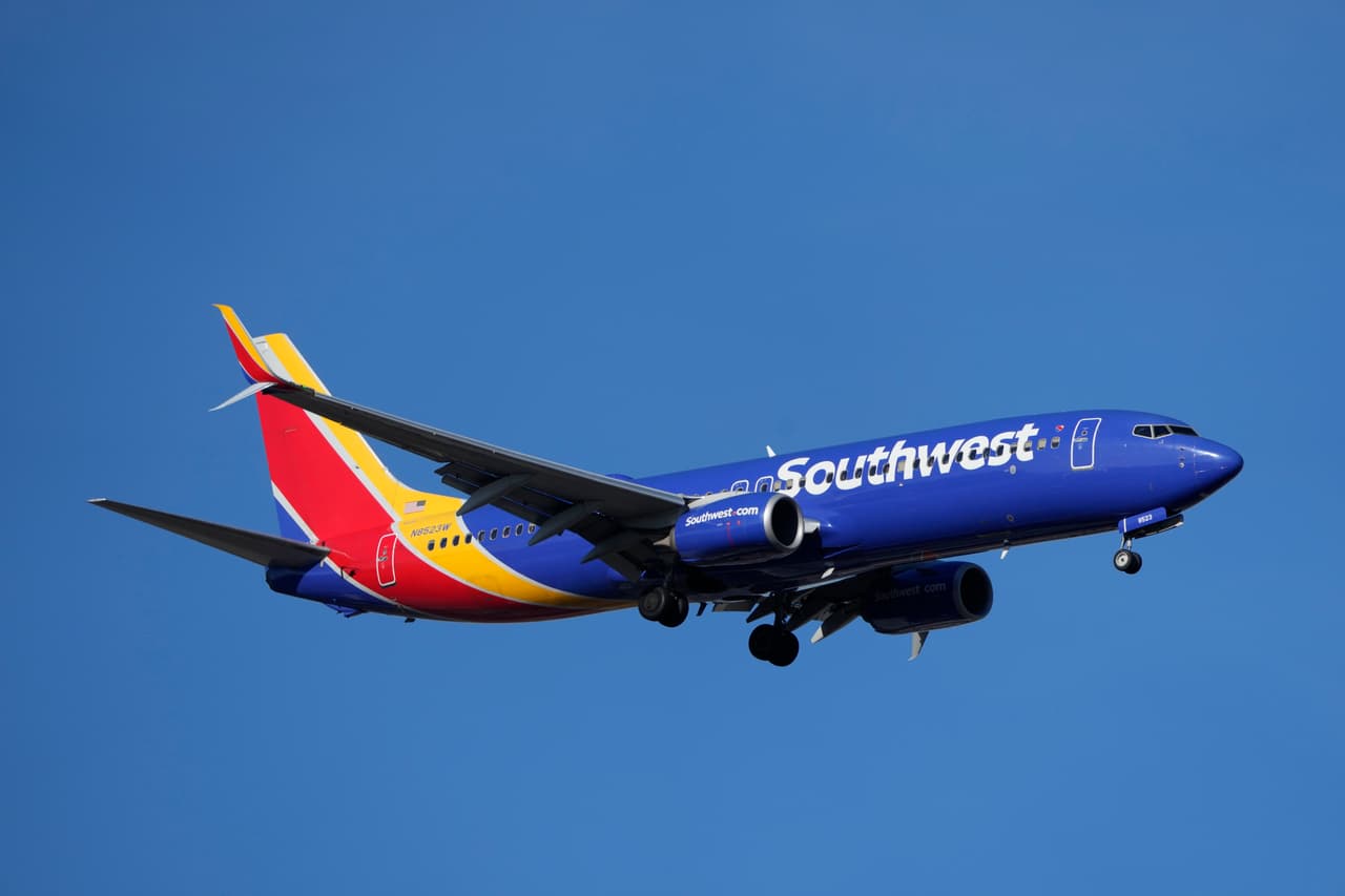 Falla en un motor obliga a un Boeing 737-700 de Southwest que viajaba a Burbank a volver a Phoenix