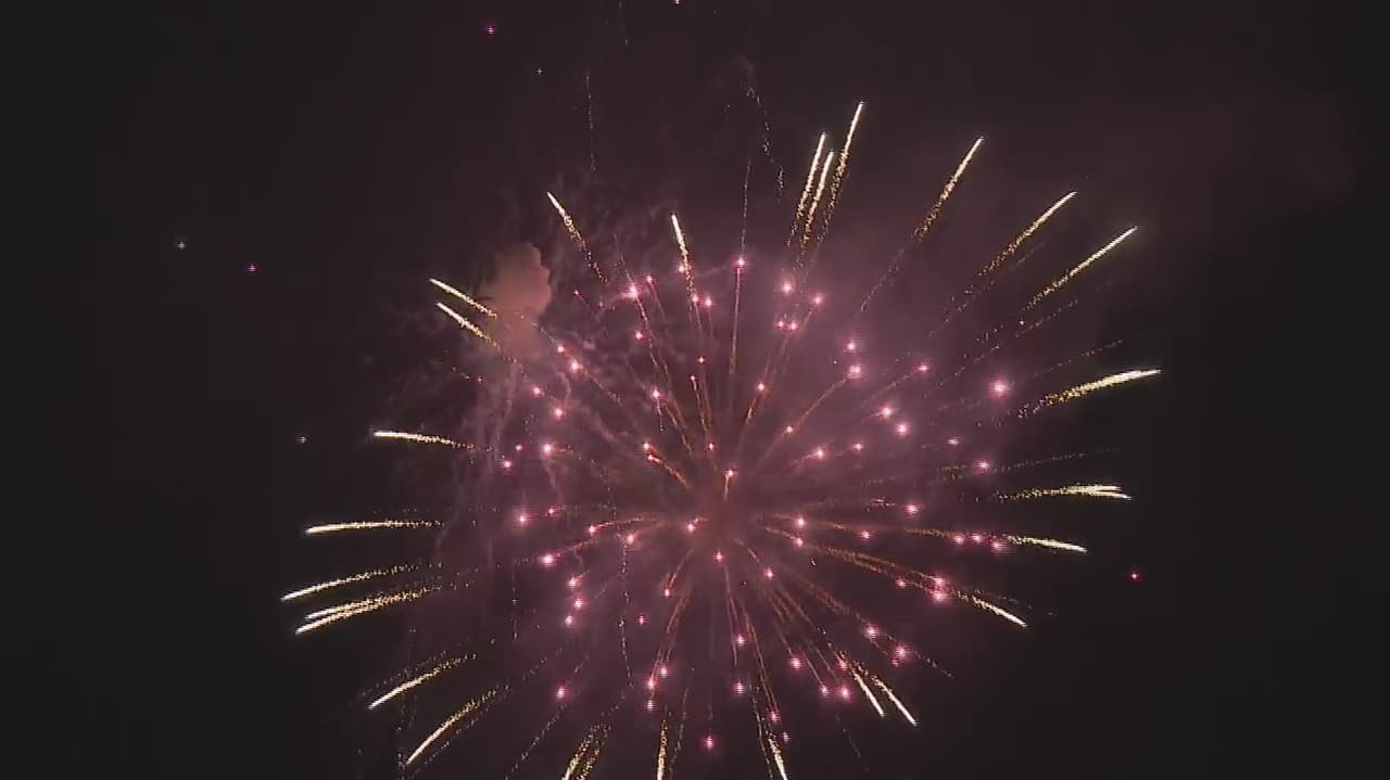 Por primera vez en una década,
<b> el espectáculo de fuegos artificiales del 4 de julio llegó al río Hudson</b> y miles de neoyorquinos fueron testigos de esta celebración.