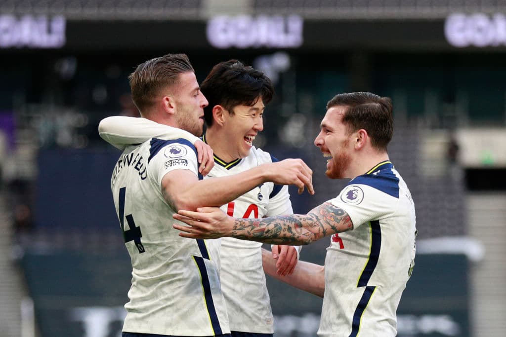 Tottenham se impone ante el Leeds 3-0. Los goleadores por parte de los Spurs fueron Harry Kane al minuto 29 tras cobrar un penal, Son Heung-min al 43 y, ya en el segundo tiempo, Tobey Alderweireld hacía el tercer tanto, durante la J17 de la Premier League.