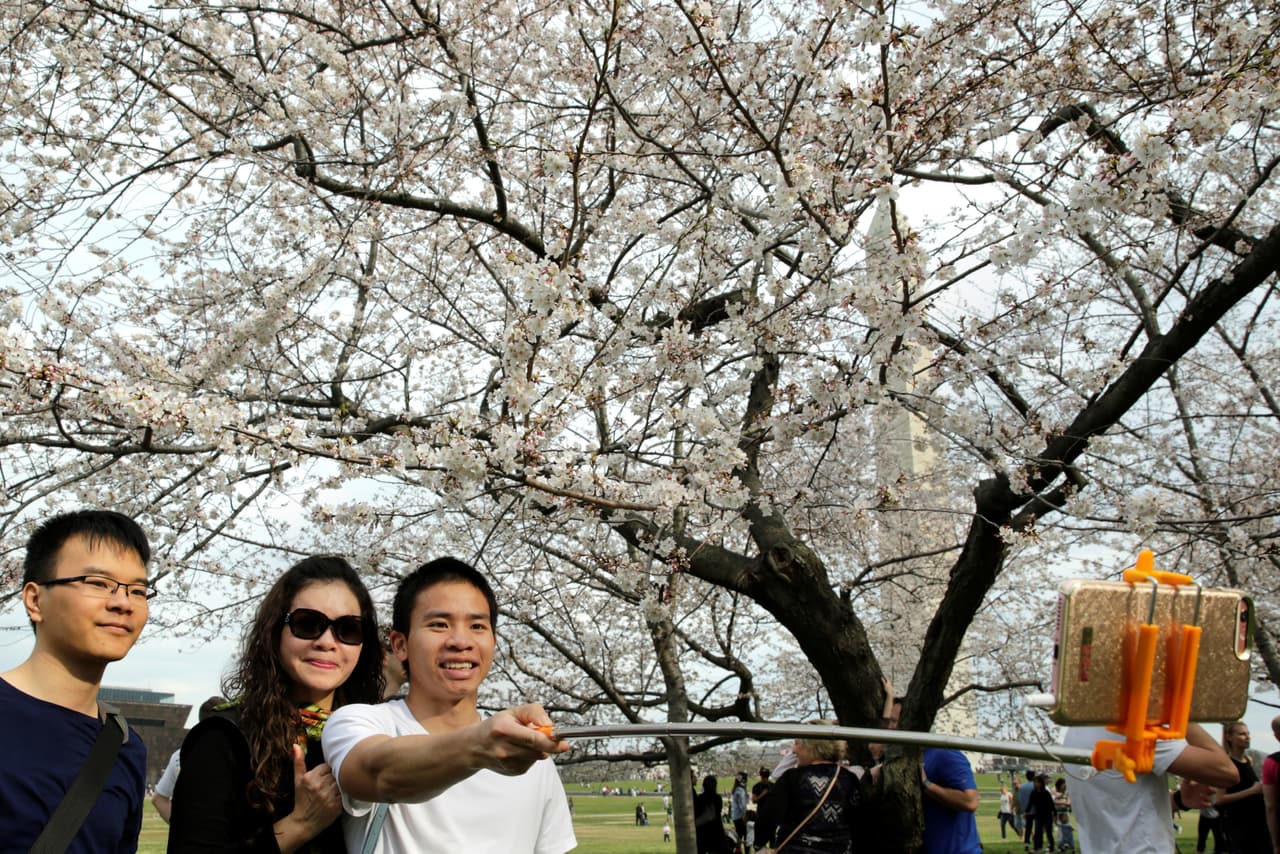 Un grupo de turistas se saca una selfie en el Washington Monument. (Yuri Gripas/Reuters)