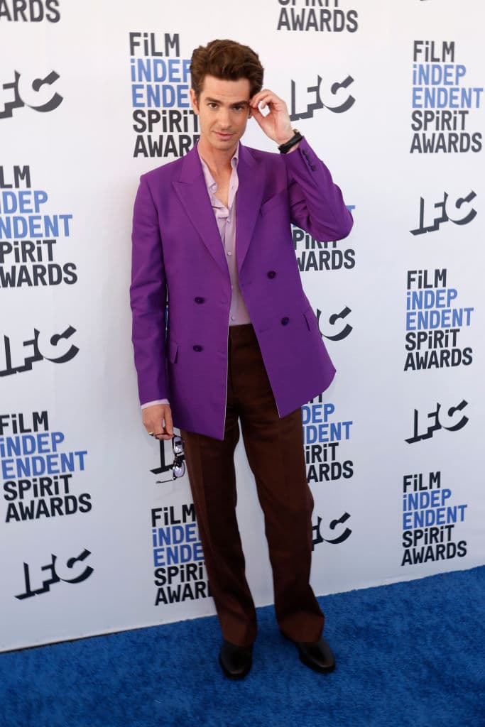 Dicho 'look' lo usó en los premios Spirit Awards de 2022 y hasta la pose de ambos se parece, ¿lo habías notado?