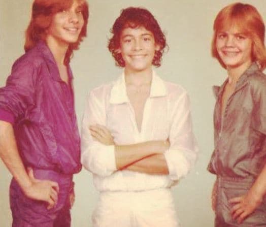 Aquí en uno de sus momentos dorados, junto a dos de sus compañeros de la banda.