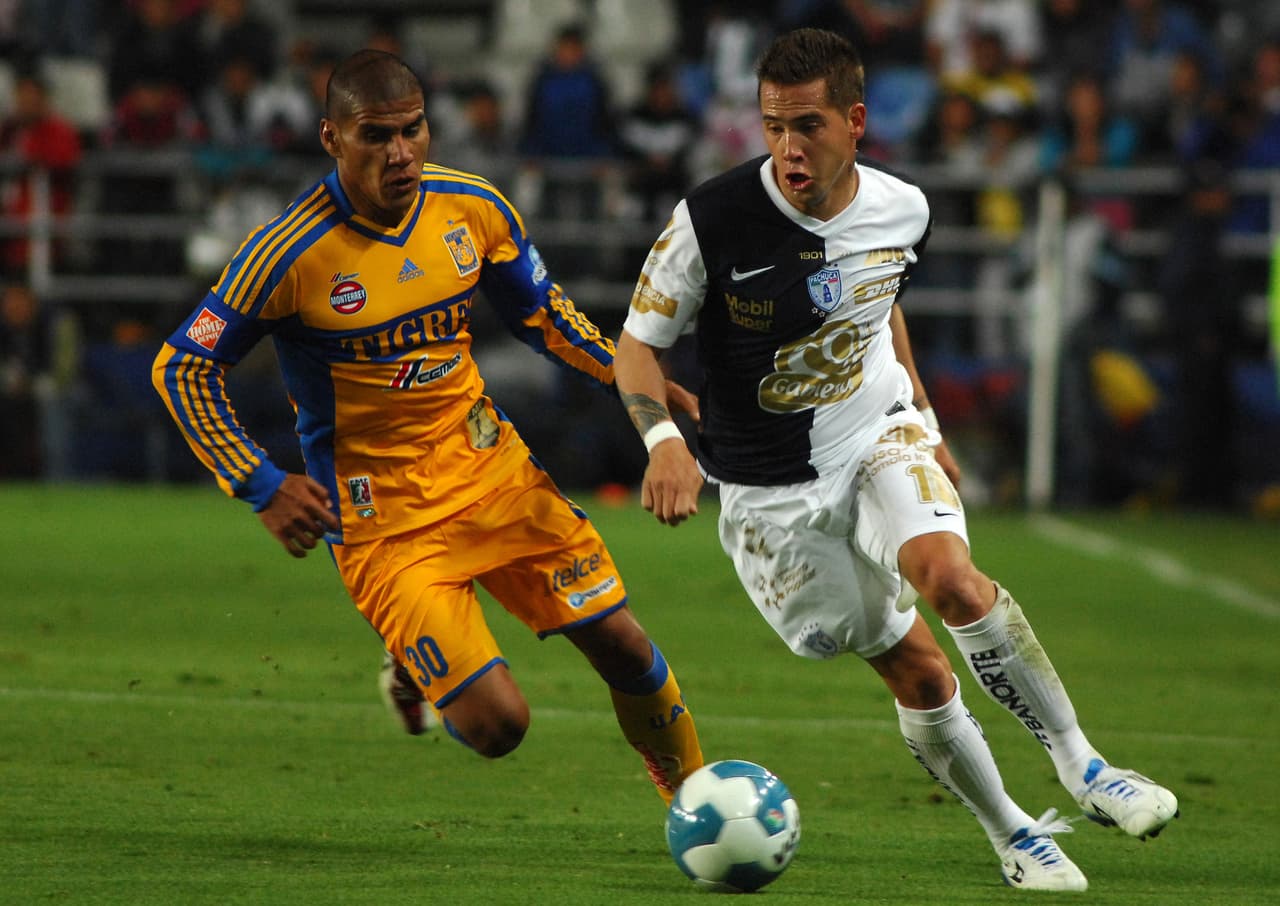 Allí permaneció de 2011 a 2014, disputando un total de 123 partidos, anotó seis goles y ganó la liga en el Apertura 2011 y dos Copas, la del Clausura 2014 y Apertura 2015.