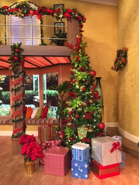 El rojo es un color muy simbólico y un básico de las decoración navideña, se dice que garantiza suerte y fortuna.