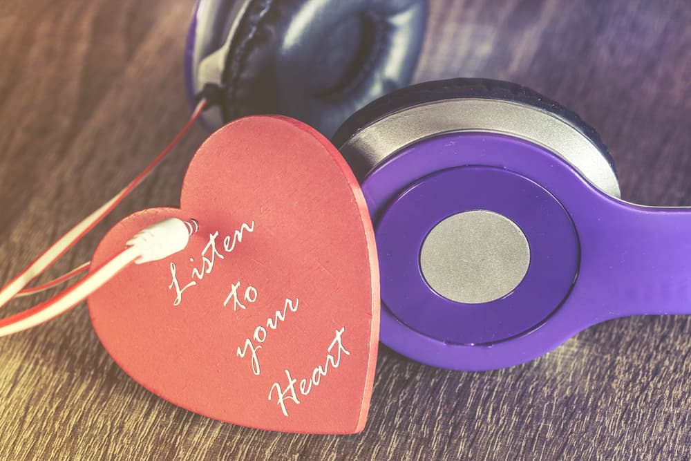 Cuando confías en tus intuiciones y escuchas tu corazón entiendes mejor lo que sucede en tu vida amorosa. Depón las actitudes de sospecha o temor y proponte ser tan feliz que nada ni nadie pueda ensombrecer tu realidad. Estás en medio de un período renovador que contribuirá a que hagas realmente lo que debes hacer.